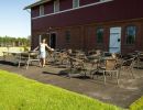 uteplass med bord og stoler 6 700 500 80 rd 255 255 255 32